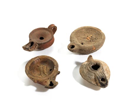 Sammlung von vier römischen Öllampen in Ton